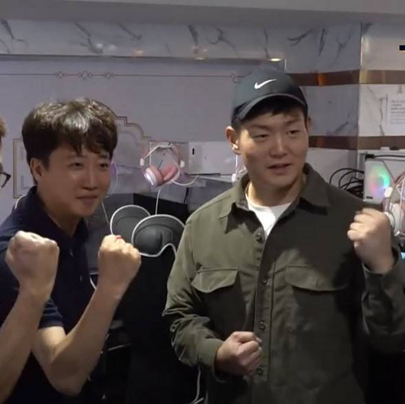 이준석 개혁신당 대표와 김재섭 국민의힘 의원이 5일 한 PC방에서 열린 스타크래프트 대회 ‘스타 정치인’에서 게임 시작 전 포즈를 취하고 있다. (사진=개혁신당 유튜브 채널 갈무리)