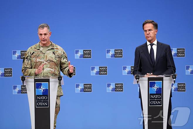 마르크 뤼터 북대서양조약기구(나토) 사무총장과 알렉서스 그린케위치 나토 최고사령관이 9월 12일(현지시간) 벨기에 브뤼셀 나토 본부에서 기자회견을 열고 동부전선 방어태세 강화 계획을 발표하고 있다. 2025.9.12 ⓒ 로이터=뉴스1 ⓒ News1 강민경 기자