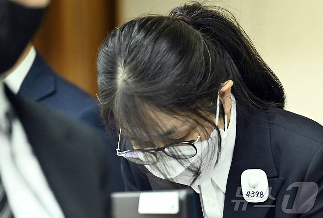 김건희 여사가 지난달 24일 서울 서초동 서울중앙지법에서 열린 김 여사의 특정범죄가중처벌법상 알선수재 및 자본시장법·정치자금법 위반 등 사건 첫 재판에 출석해 인사하고 있다./뉴스1 ⓒ News1 사진공동취재단