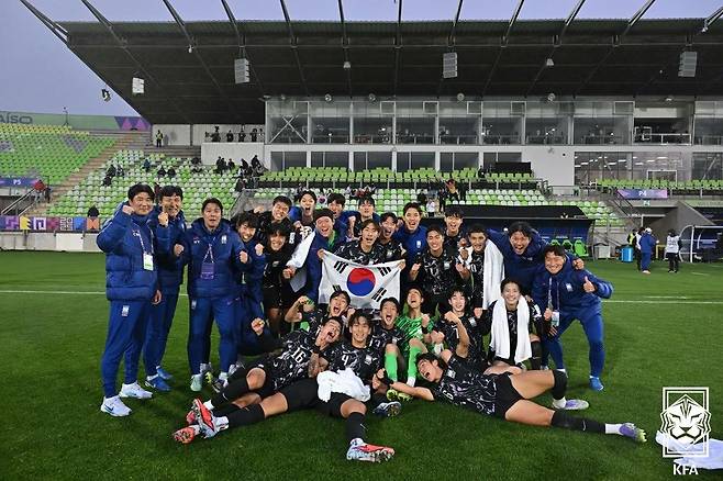 이창원 감독이 이끄는 20세 이하 축구대표팀이 2025 FIFA U20 월드컵 16강 진출을 확정했다. (대한축구협회 제공)