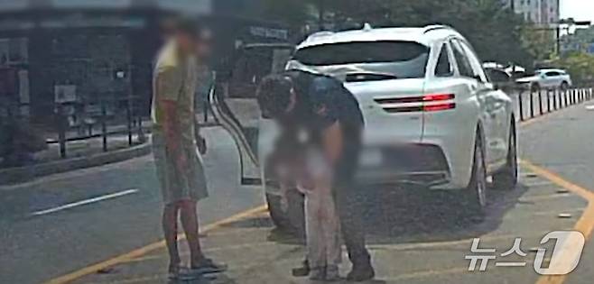 지난 8월 24일 낮 경기 고양경찰서 도래울지구대 소속 양준철 경사가 목에 사탕이 걸려 숨을 쉬지 못하는 A 양(5)을 상대로 하임리히법을 실시하고 있다. (경기북부경찰청 제공. 재판매 및 DB 금지) 2025.10.5/뉴스1