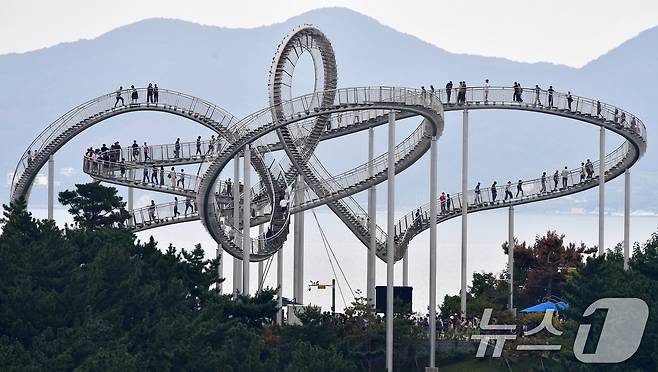 추석 연휴 사흘째인 5일 경북 포항시 북구 환여동 스페이스워크에서 귀성객과 관광객들이 연휴를 즐기고 있다. 2025.10.5/뉴스1 ⓒ News1 최창호 기자