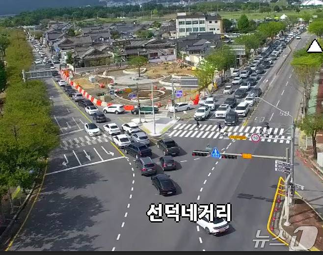 5일 경북 경주시 선덕네거리에서 대릉원과 황리단길로 가려는 차량들로 정체를 빚고 있다. (경주시교통CCTV 갈무리, 재팬매 및 DB금지) 2025.10.5/뉴스1