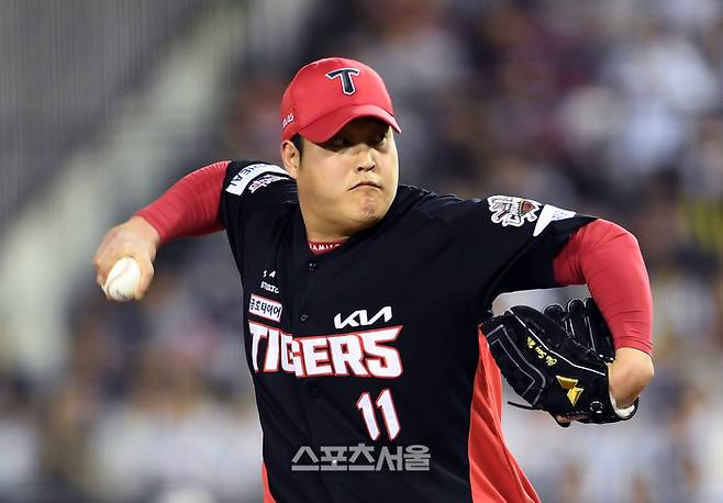 KIA 조상우가 잠실구장에서 열린 2025 KBO리그 두산과 경기 8회말 등판해 힘차게 공을 던지고 있다. 잠실 | 박진업 기자 upandup@sportsseoul.com