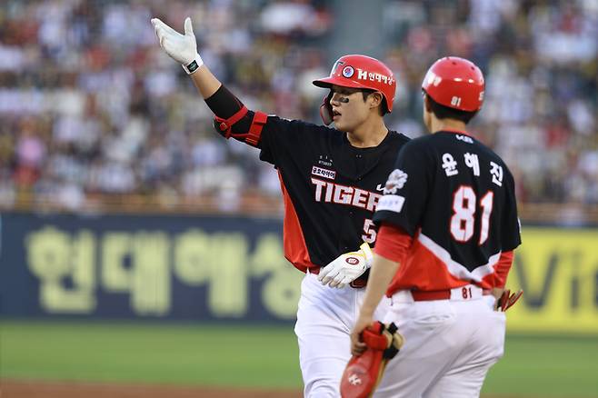 KIA 오선우가 서울 잠실구장에서 열린 2025 KBO리그 두산전에서 안타를 때린 뒤 신호를 주고받고 있다. 사진 | KIA 타이거즈