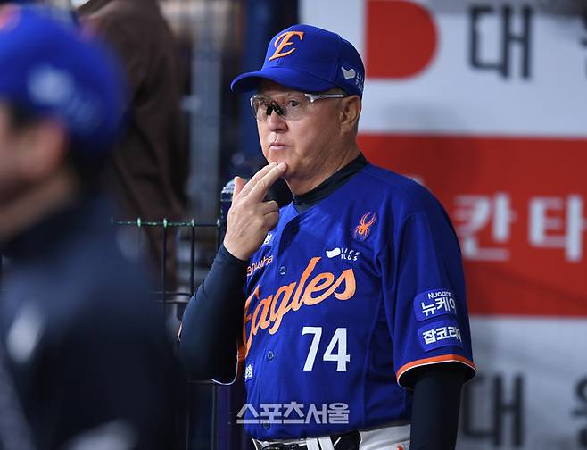 한화 김경문 감독이 27일 서울 고척스카이돔에서 열린 2025 KBO리그 키움과 경기 3회초 사인을 보내고 있다. 고척 | 최승섭기자 thunder@sportsseoul.com