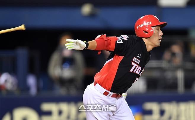 KIA 2번타자 서건창이 26일 잠실구장에서 열린 2024 KBO리그 정규시즌 LG전 6회초 이창진 대타로 나서 안타로 출루하고 있다. 사진 | 스포츠서울 DB