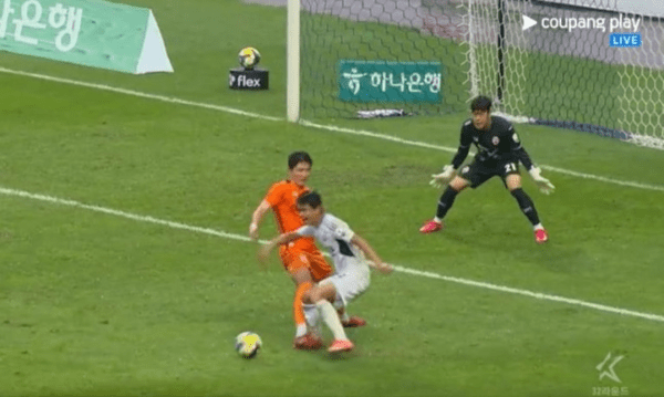 3일 제주월드컵경기장에서 하나은행 K리그1 2025 32라운드 경기에서 제주SK 장민규가 전북현대 전진우를 발로 밟는 장면. /사진=쿠팡플레이