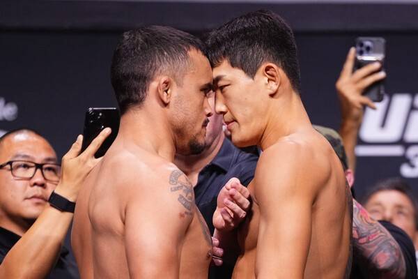 유주상과 다니엘 산토스(30·브라질)가 5일 미국 네바다주 라스베이거스 티모바일 아레나에서 열린 'UFC 320' 언더 카드 제3경기와의 경기를 앞두고 마주하고 있다.&nbsp;/사진=게티이미지(UFC 제공)