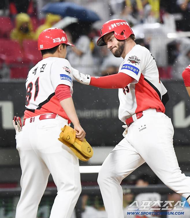 2일 광주 기아챔피언스필드에서 열린 SSG-KIA전. 2회말 무사 위즈덤이 솔로포를 친 후 환영받고 있다. 광주=정재근 기자 cjg@sportschosun.com/2025.10.2/