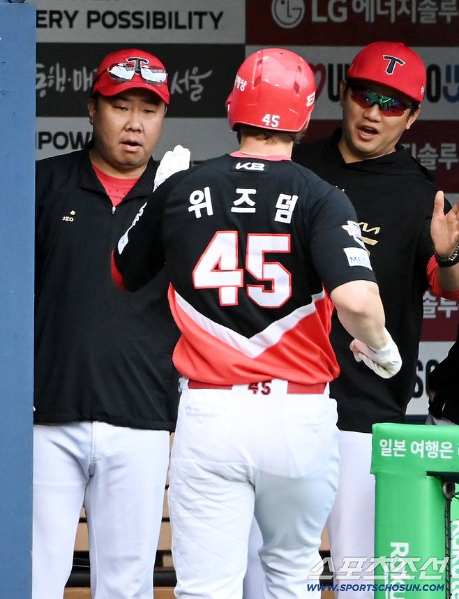 13일 잠실야구장에서 열린 KIA와 LG의 경기, 2회초 KIA 위즈덤이 선제 솔로홈런을 치고 이범호 감독과 기쁨을 나누고 있다. 잠실=허상욱 기자wook@sportschosun.com/2025.09.13/