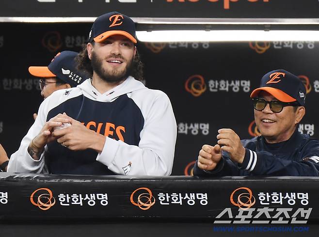 29일 대전 한화생명볼파크에서 열린 LG-한화전. 폰세가 양상문 감독과 함께 경기를 지켜보며 웃고 있다. 대전=정재근 기자 cjg@sportschosun.com/2025.9.29/