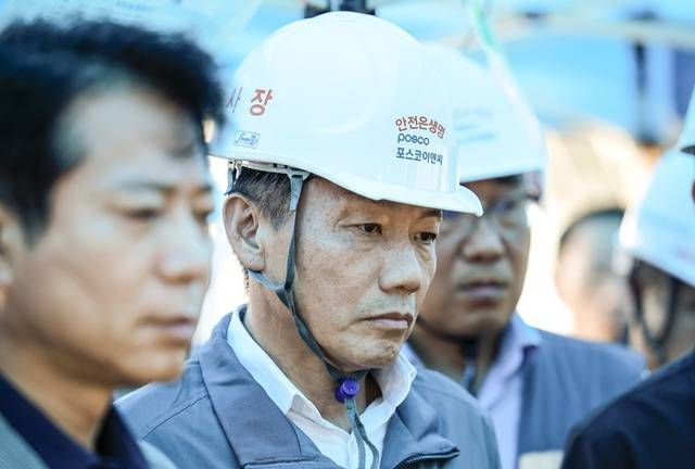 오는 13일 국회 국토교통위원회는 2025년도 국정감사 증인으로 주요 건설사 대표가 출석할 예정이다. 송치영 포스코이앤씨 사장이 지난 8월 경기 광명시 포스코이앤씨 광명 고속도로 공사 사고 현장에서 사고 발생 관련 보고를 듣는 모습. /뉴시스