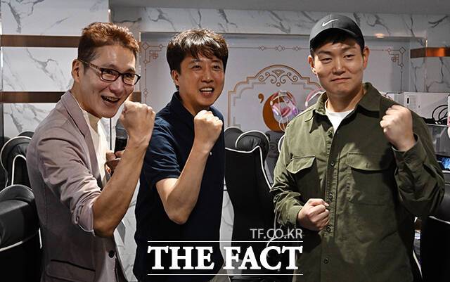 이준석 개혁신당 대표(가운데)와 김재섭 국민의힘 의원이 추석 명절을 하루 앞둔 5일 오후 서울 영등포구의 한 PC방에서 열린 한가위 기념 스타크래프트 게임대회 '스타 정치인'에 참가해 파이팅을 외치고 있다. /임영무 기자