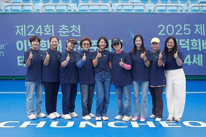 대회 운영을 맡은 마당회 및 꿈나무육성테니스재단 위원들. 조윤정 ITF 이덕희배 TD, 최진영 ATF 이덕희배 TD, 한윤자 위원, 양정순 운영위원장, 조아라 위원, 이순오 이사, 이진아 이덕희배 총괄디렉터, 이예라 위원, 통역을 도운 자원봉사자 피오나(왼쪽부터)