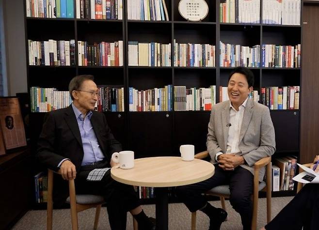 오세훈 서울시장과 이명박 전 대통령 청계천 복원 20주년 기념 특별대담 영상이 4일 서울시장 공식 누리집(mayor.seoul.go.kr) 등에 공개됐다. 서울시