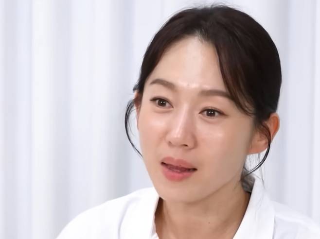 오늘(5일) 방송되는 '사장님 귀는 당나귀 귀'(사당귀) 326회에서는 한글날을 맞아 전현무, 엄지인, 정호영, 허유원이 튀르키예 이스탄불의 '세종학당'을 방문한다. 전현무는 사회과 교원자격증 소지자임을 밝히며 일일 교사로 나서 특별 강의를 진행했다. 현지 학생들은 '비정상회담', '나 혼자 산다' 등을 통해 전현무를 알고 있다며 뜨겁게 환호했고, 유창한 한국어 실력으로 전현무를 놀라게 했다. 전현무는 "박명수보다 한국어를 잘한다"는 농담으로 화기애애한 분위기를 만들며 글로벌 인기를 입증했다.