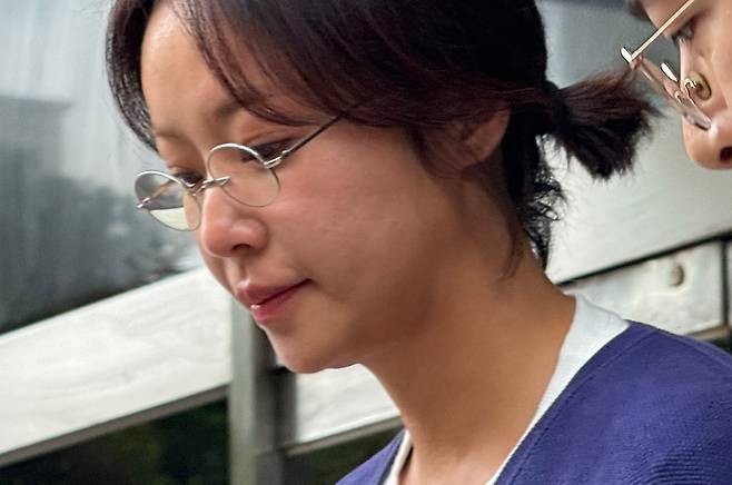 특정경제범죄 가중 처벌 등에 관한 법률 위반(횡령) 혐의로 기소된 배우 황정음이 25일 집행유예를 선고받고 제주지방법원을 나오고 있다. /연합뉴스