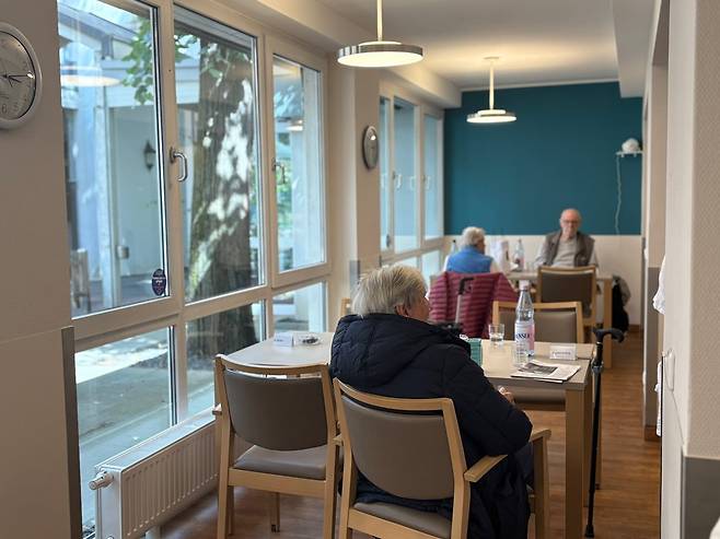 지난 5월 22일(현지 시각) 독일 노르트라인베스트팔렌주 뒤셀도르프의 성 마르티누스 종합병원이 운영하는 '주간 병원'에서 노인들이 치료 차례를 기다리고 있다. /정해민 기자