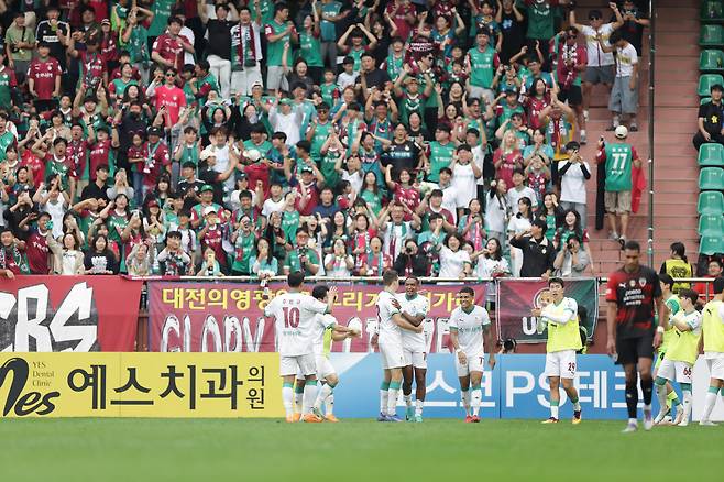 대전 에르난데스가 팀의 세 번째 득점에 성공한 뒤 동료들과 기쁨을 나누고 있다. /프로축구연맹
