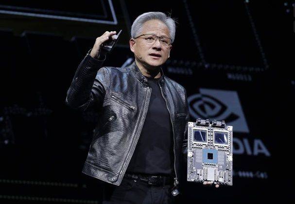 젠슨 황 엔비디아 최고경영자(CEO)가 지난해 6월2일 타이베이 국립대만대 종합체육관에서 ‘컴퓨텍스(COMPUTEX) 2024’ 기조연설 도중 자사의 인공지능(AI) 가속기인 ‘블랙웰’(Blackwell)을 선보이고 있다. ⓒ AP/연합뉴스