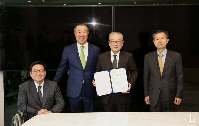 2018년 배우 이순재 씨를 한국후견협회 홍보대사로 위촉했다. 맨 왼쪽은 최근 새로 한국후견협회장이 된 박은수 변호사다. 한국후견협회 제공