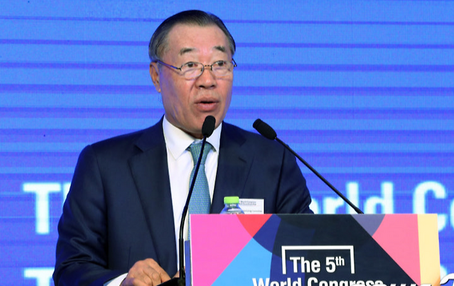 2018년 서울에서 열린 제 5회 세계후견대회 개회사를 읽는 소순무 협회장. 한국후견협회 제공