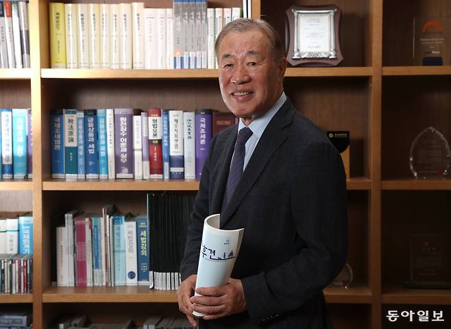 소 변호사가 손에 후견협회 기관지인 ‘후견’을 들고 있다.  변영욱 기자 cut@donga.com