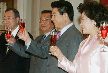 2006년 9월 4일 노무현 당시 대통령(오른쪽에서 두 번째)이 그리스 아테네에 위치한 그랑데 브리타뉴 호텔에서 열린 동포간담회에서 건배를 하고 있다. 석동율 기자 seokdy@donga.com
