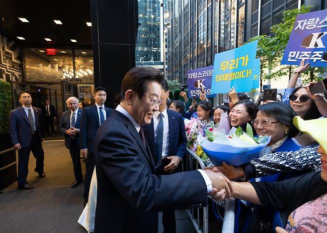 이재명 대통령이 지난달 22일(현지 시간) 미국 뉴욕의 한 호텔에서 열린 동포 간담회에서 교민들과 인사를 나누고 있다. (공동취재) 뉴시스