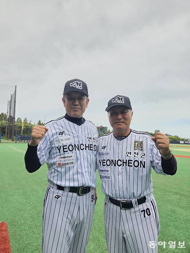 김인식 연천 마리클 감독과 노찬엽 수석코치. LG 트윈스에서 한솥밥을 먹었던 두 사람은 연천에서도 호흡을 맞추고 있다. 이헌재 기자
