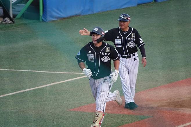 김인식 감독은 감독이면서도 매 경기 주루코치로 3루에 나간다. 연천 미라클 제공