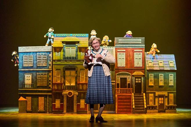 뮤지컬 ‘미세스 다웃파이어’에서 유모 ‘다웃파이어’로 열연하고 있는 배우 황정민. 샘컴퍼니 제공