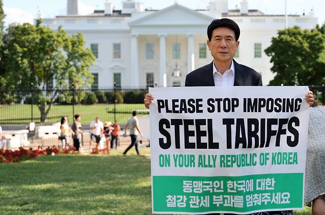 이강덕 경북 포항시장이 9월 워싱턴 D.C에서 한국 철강산업의 중요성을 미국 정부와 시민사회에 설명하고 동맹국간 신뢰에 기반한 공정한 무역 환경 조성의 필요성을 알리는 1인 시위를 벌이고 있다. 포항시 제공