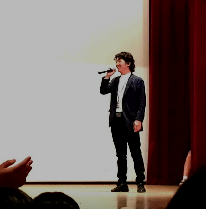 2010년 한 공연을 마친 뒤 관객들과 이야기하는 오진하 씨.