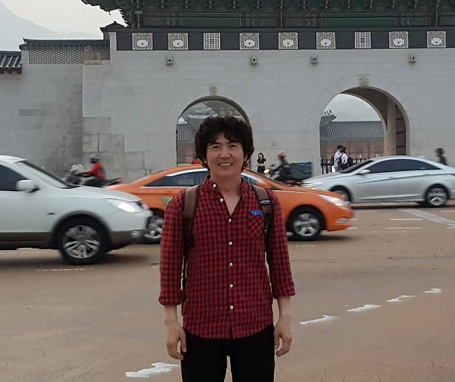 2015년 광화문 앞을 지나는 오진하 씨. 서울에서 10년 넘게 살았지만, 이날 광화문에 처음 와 봤다.