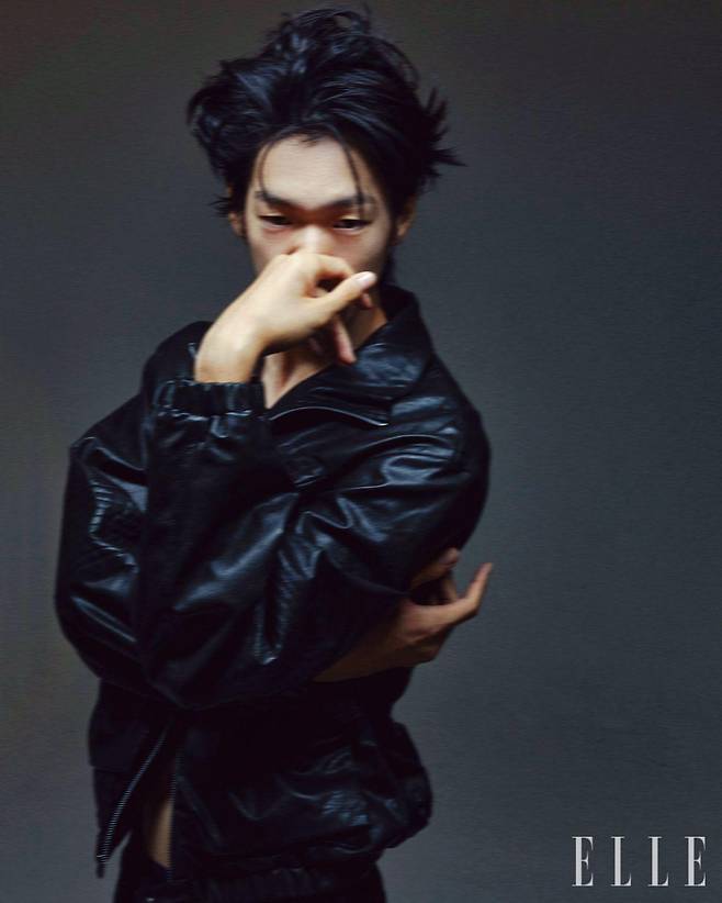 브라운 레더 재킷은 Taille. 블랙 데님 팬츠는 Acne Studios.