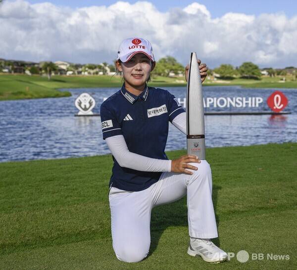 2025년 미국여자프로골프(LPGA) 투어 롯데 챔피언십에서 김효주를 1타 차로 제치고 우승을 차지한 황유민 프로가 우승 트로피를 들고 기념 촬영하는 모습이다. 사진제공=ⓒAFPBBNews = News1 (사진을 무단으로 사용하지 마십시오.)