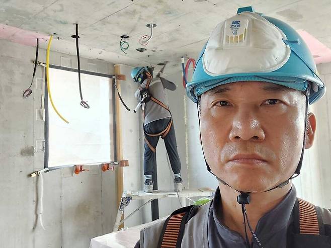 이상규 전 의원은 배관 일을 한 지 15년째다. 일당 10만원으로 시작했지만, 이젠 준기술공 대우를 받는다고 했다. 이상규 전 의원 페이스북 갈무리