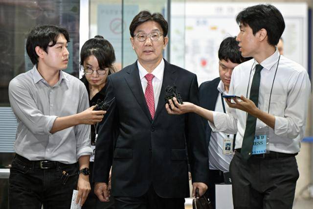 권성동(가운데) 국민의힘 의원이 지난달 16일 서울 서초구 서울중앙지법에서 구속 전 피의자 심문(영장실질심사)을 마친 뒤 법원 청사를 나서고 있다. 하상윤 기자