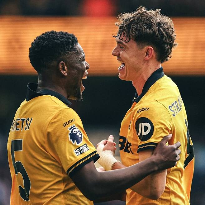 울버햄프턴 무네치(왼쪽)와 스트란드 라르센이 5일 몰리뉴 스타디움에서 열린 브라이턴과의 2025~26 EPL 7라운드서 팀의 선제골이 터진 뒤 환호하고 있다. 사진=울버햄프턴 SNS