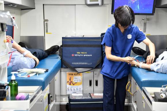 한미그룹 임직원들이 자발적으로 헌혈 캠페인에 참여하고 있다. [사진=한미그룹 제공]