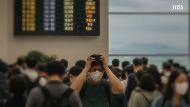 추석 연휴 귀경길로 붐비는 제주공항 출발층을 담은 편집 이미지.