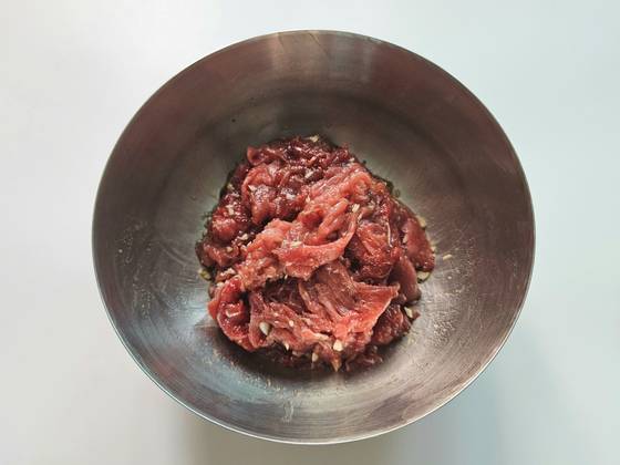 불고기용 고기는 한 장씩 떼어내 버무려야 양념이 고르게 밴다. 사진 신혜원