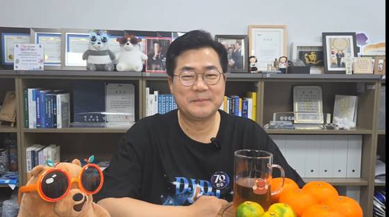 인천시장 유력 후보로 꼽히는 박찬대 민주당 의원은 최근 자신의 유튜브 채널에서 실버버튼 언박싱, 대통령 취임 기념 우표 모델 등에 대해 이야기하며 대중 친근감을 높이고 있다. 유튜브 캡처