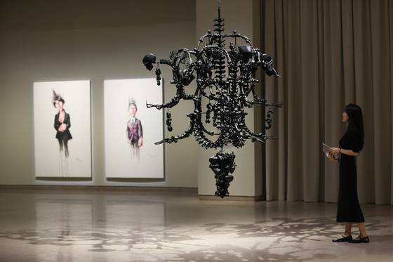 국립현대미술관 과천에서 열리는 해외 명작 소장품전 '수련과 샹들리에'에 나온 아이웨이웨이의 '검은 샹들리에'. 뒤의 회화 두 점은 쩡판즈의 '초상' 연작. 연합뉴스