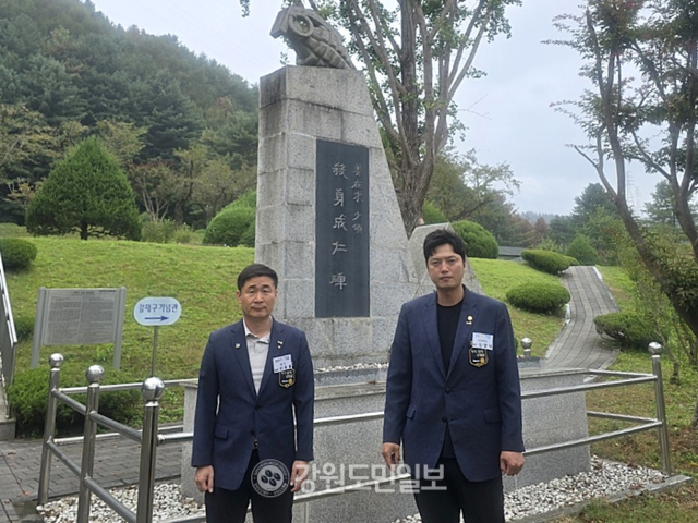 ▲ 국제로타리 3730지구 홍천로타리클럽(회장 김영덕)은 4일 고(故) 강재구 소령의 제60주기를 맞아 추모공원을 찾아 참배했다.