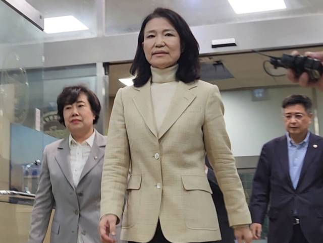 ▲ 석방된 이진숙 전 방송통신위원장이 4일 오후 서울 영등포경찰서를 나서고 있다. 연합뉴스