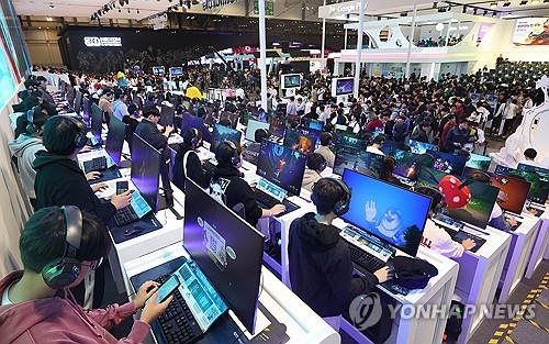 ▲ 지스타 2024에서 게임 체험하는 관람객들. 연합뉴스