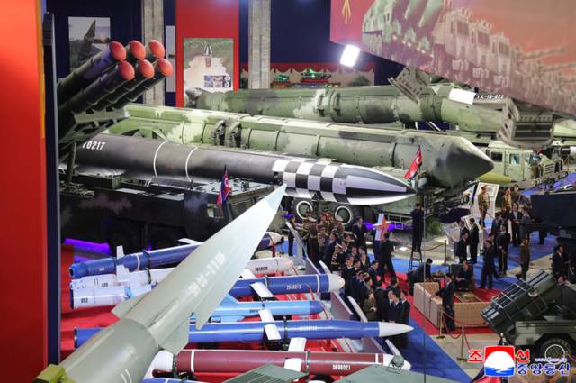 ▲ 북한이 방위산업 박람회와 유사한 무장장비전시회를 3년 연속 개최해 무기체계 발전을 과시했다. 조선중앙통신은 무장장비전시회 ‘국방발전-2025’가 4일 평양에서 개막했다고 5일 보도했다. 개막식에서는 김정은 국무위원장이 참석해 연설을 했다. 연합뉴스